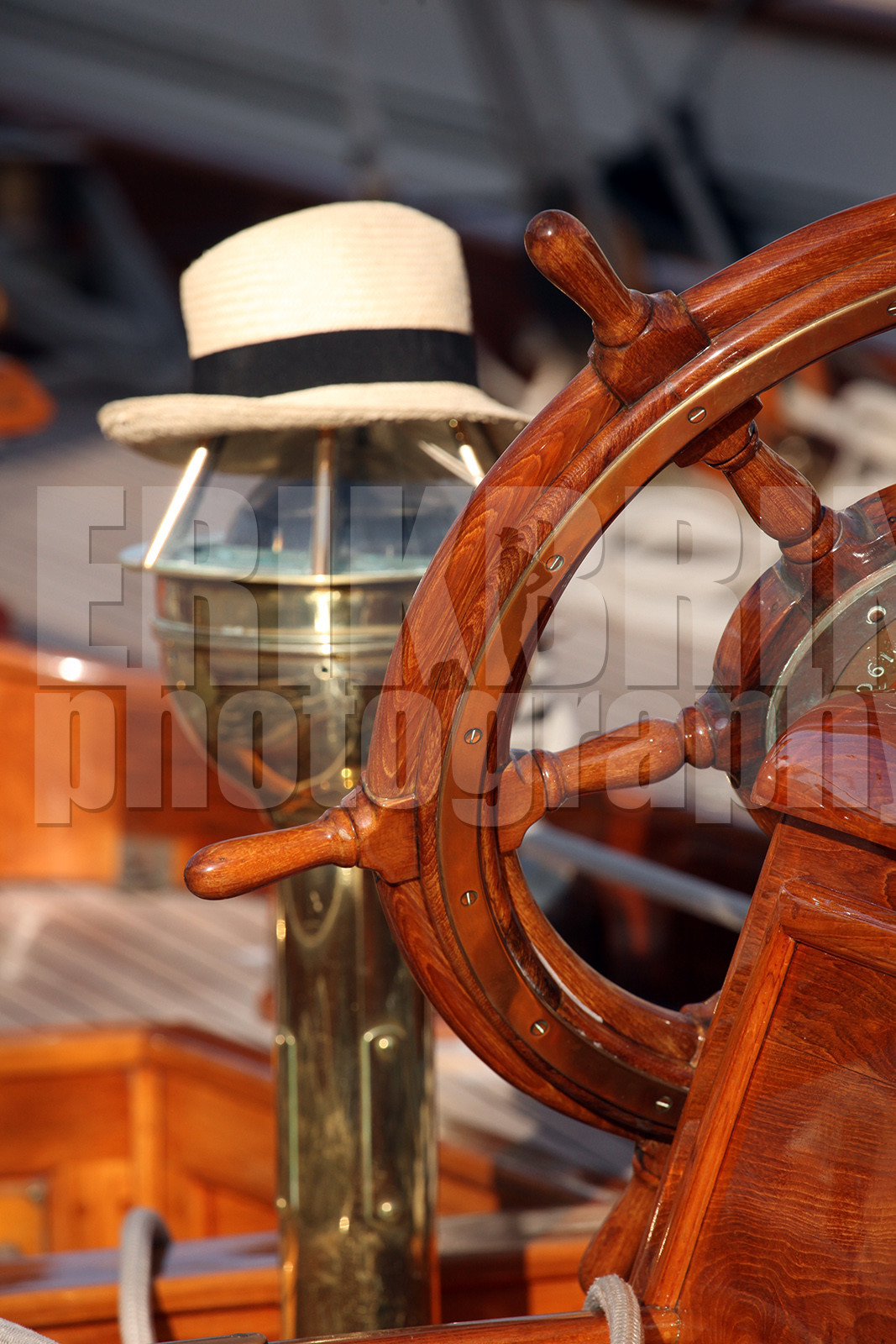 ref-20160-greement-barre-de-bateau-pont-de-bateau-vieux-greement-mer.jpg
