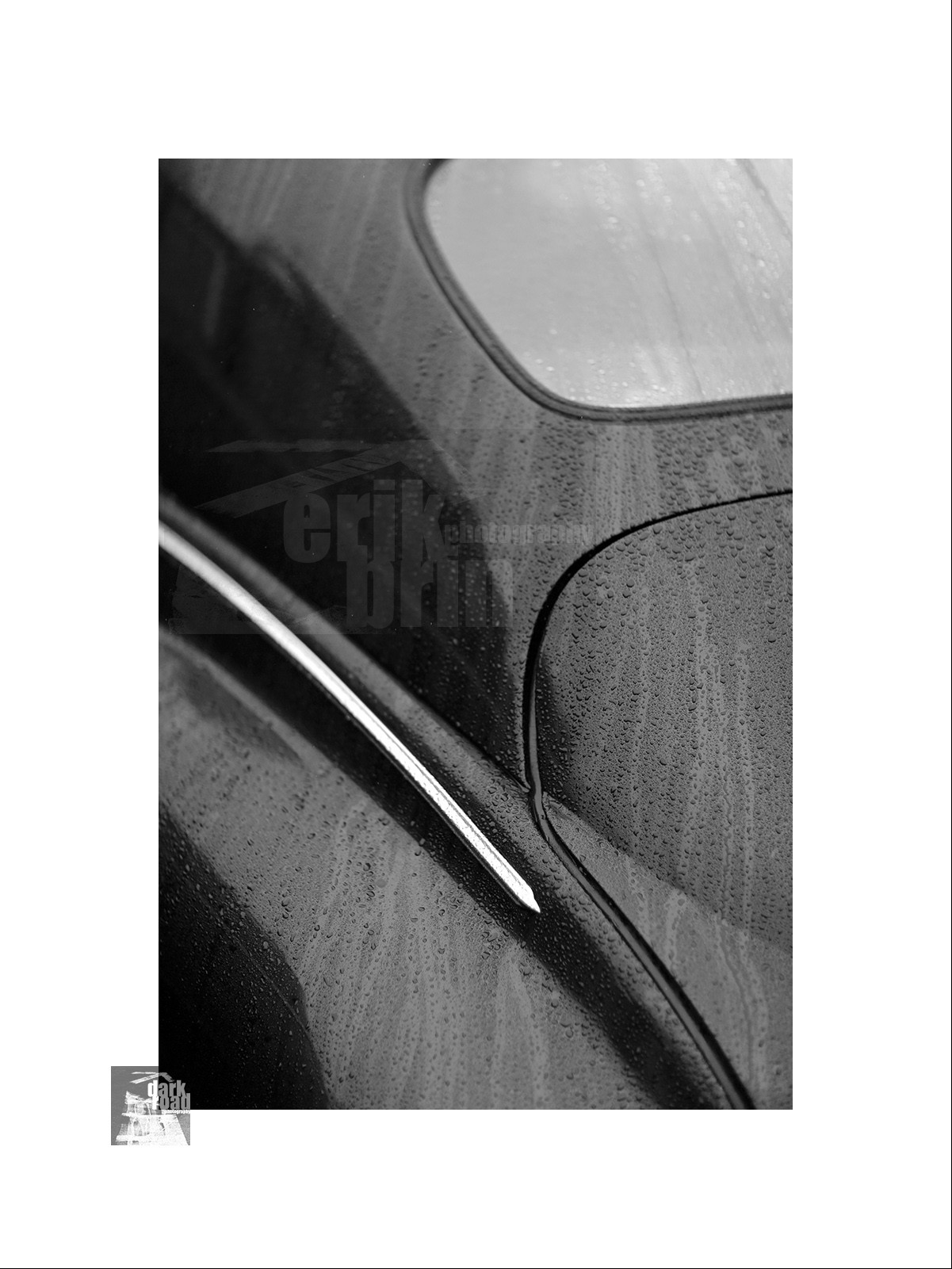 Voitures anciennes en noir et blanc