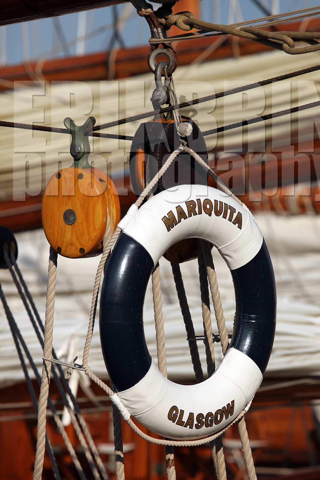 ref-20120-greement-poulie-pont-de-bateau-vieux-greement-mer.jpg