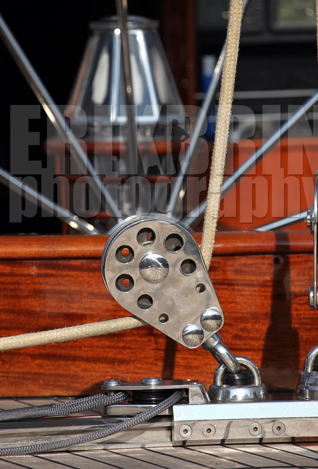 ref-20100-greement-poulie-pont-de-bateau-vieux-greement-mer.jpg
