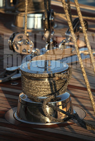 ref-20650-greement-poulie-pont-de-bateau-vieux-greement-mer.jpg