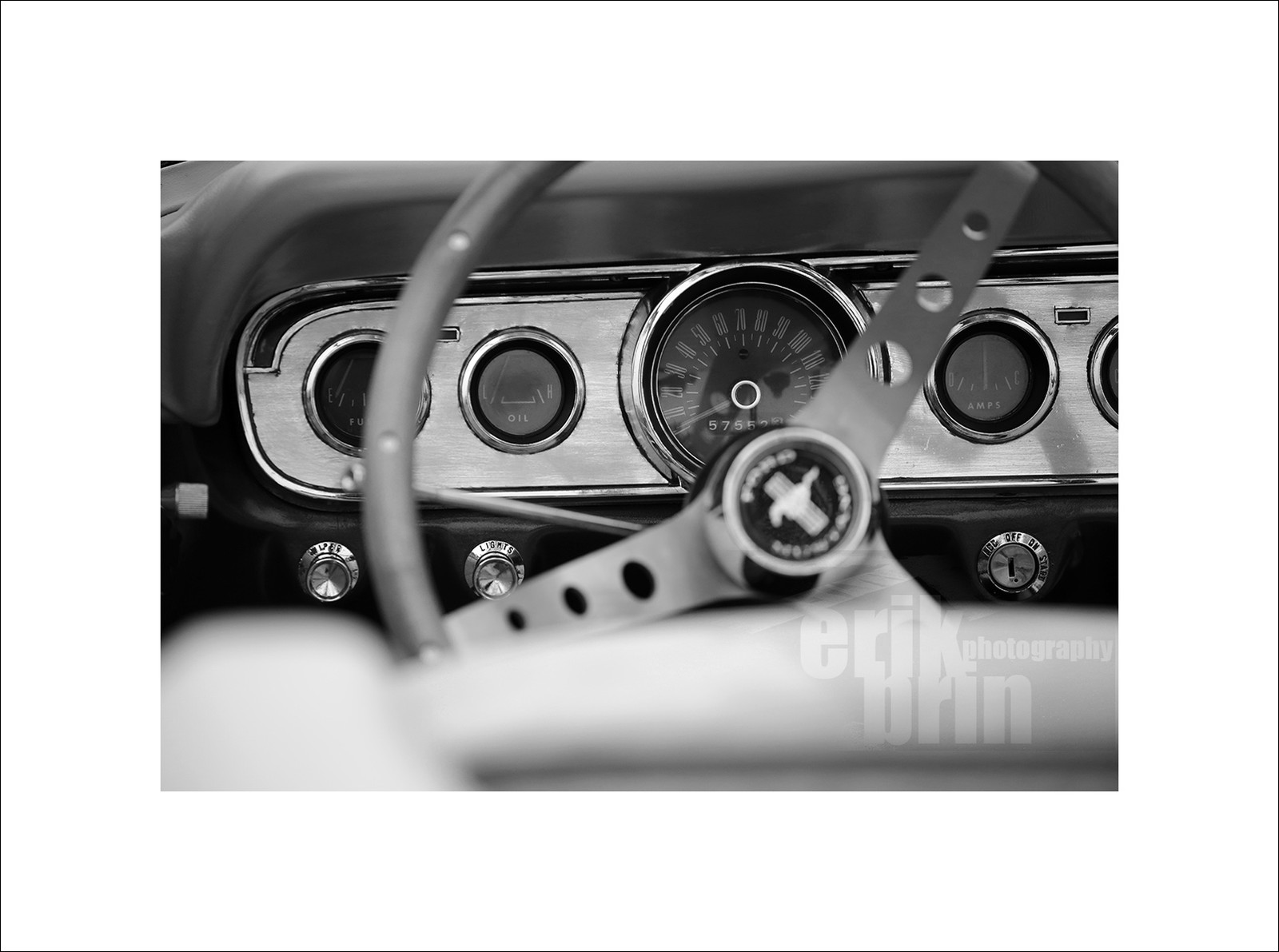 voit0135-voiture-ancienne-vieille-voiture-ford-mustang-photo-noir-et-blanc-photographe-vintage-.jpg voit0135-voiture-ancienne-vieille-voiture-ford-mustang-photo-noir-et-blanc-photographe-vintage-.jpg