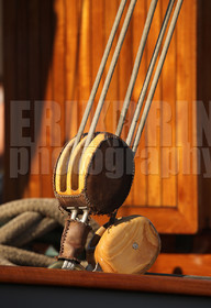 ref-20550-greement-poulie-pont-de-bateau-vieux-greement-mer.jpg