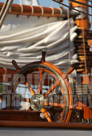 ref-20380-greement-barre-de-bateau-pont-de-bateau-vieux-greement-mer.jpg