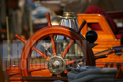 ref-20870-greement-barre-de-bateau-pont-de-bateau-vieux-greement-mer.jpg