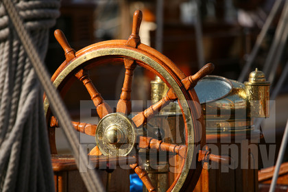 ref-20930-greement-barre-de-bateau-pont-de-bateau-vieux-greement-mer.jpg