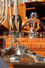 ref-20420-greement-poulie-pont-de-bateau-vieux-greement-mer.jpg