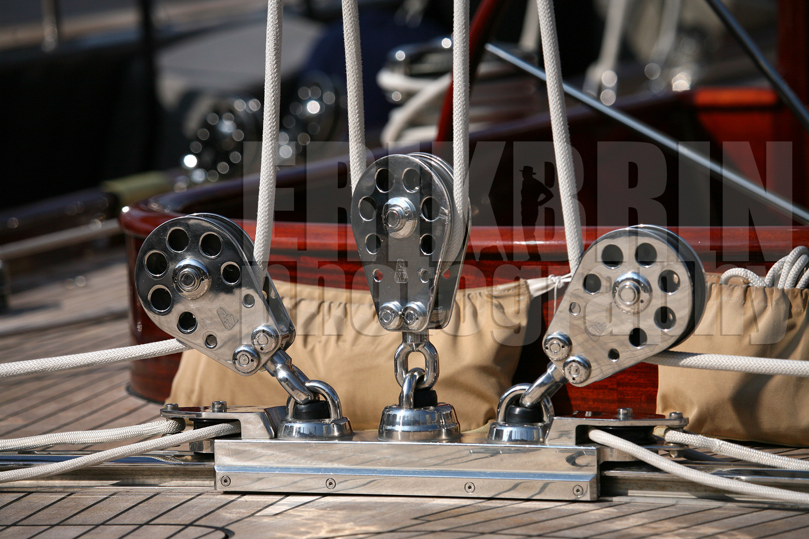 ref-21060-greement-poulie-pont-de-bateau-vieux-greement-mer.jpg