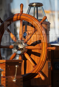 ref-20060-greement-barre-de-bateau-pont-de-bateau-vieux-greement-mer.jpg