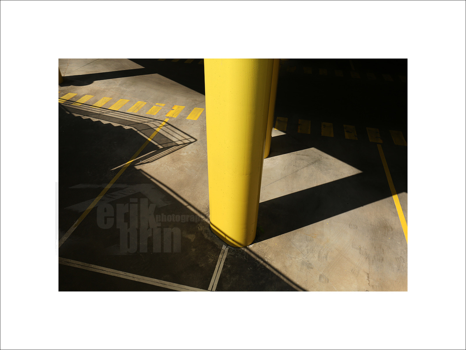 abstc0175-photo-abstraite-street-photography-galerie-d-art-parking-photo-contemporaine-photographe.jpg