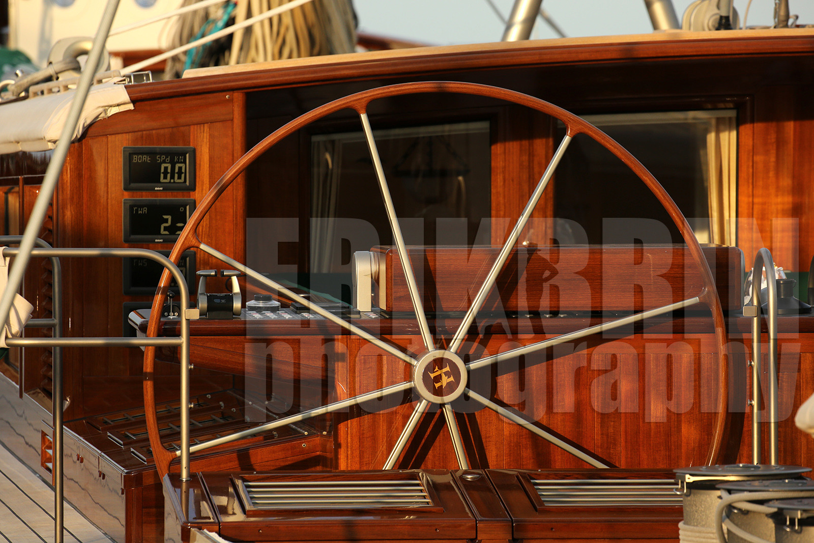 ref-19540-rc-2015-voile-voilier-bateau-barre-details-mer.jpg