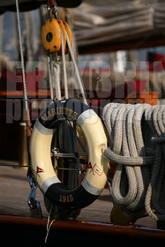 ref-20850-greement-poulie-pont-de-bateau-vieux-greement-mer.jpg