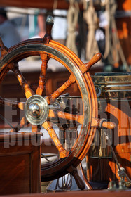 ref-20340-greement-barre-de-bateau-pont-de-bateau-vieux-greement-mer.jpg