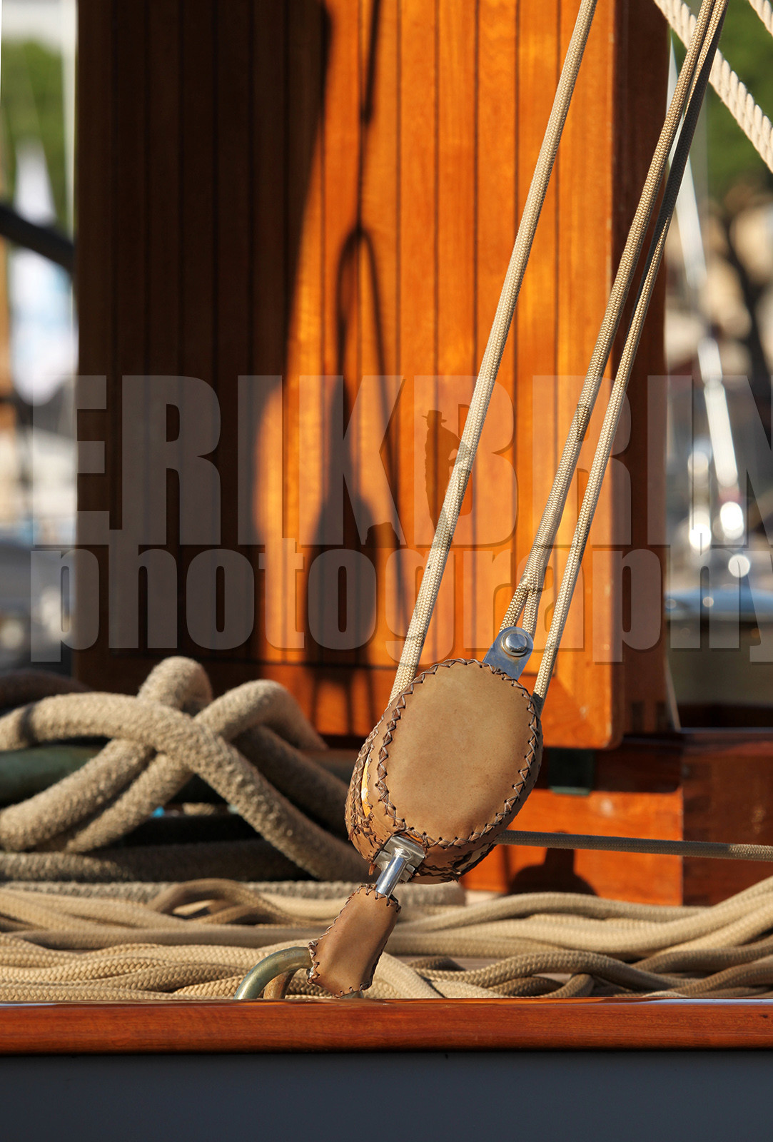 ref-20110-greement-poulie-pont-de-bateau-vieux-greement-mer.jpg