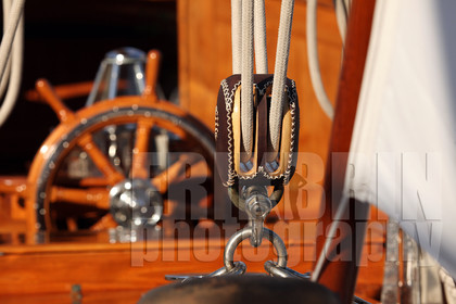 ref-20520-greement-poulie-pont-de-bateau-vieux-greement-mer.jpg