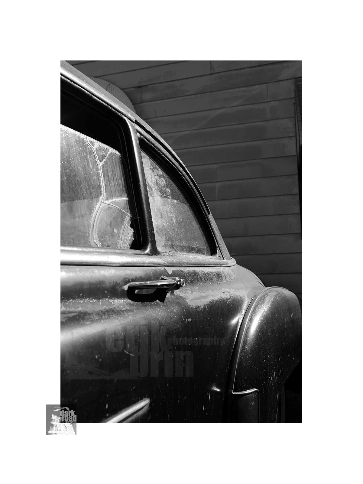 Voitures anciennes en noir et blanc