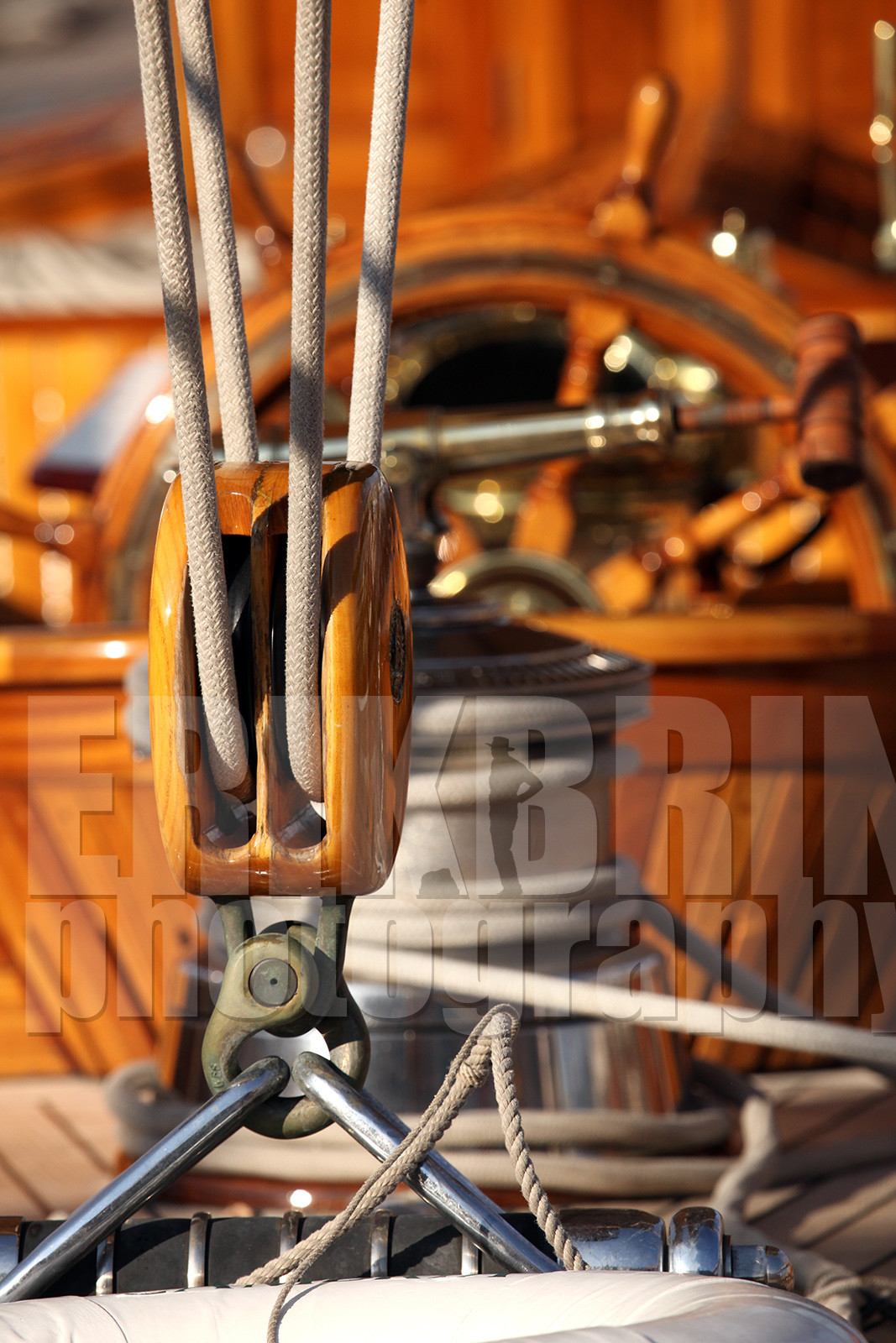 ref-20410-greement-poulie-pont-de-bateau-vieux-greement-mer.jpg