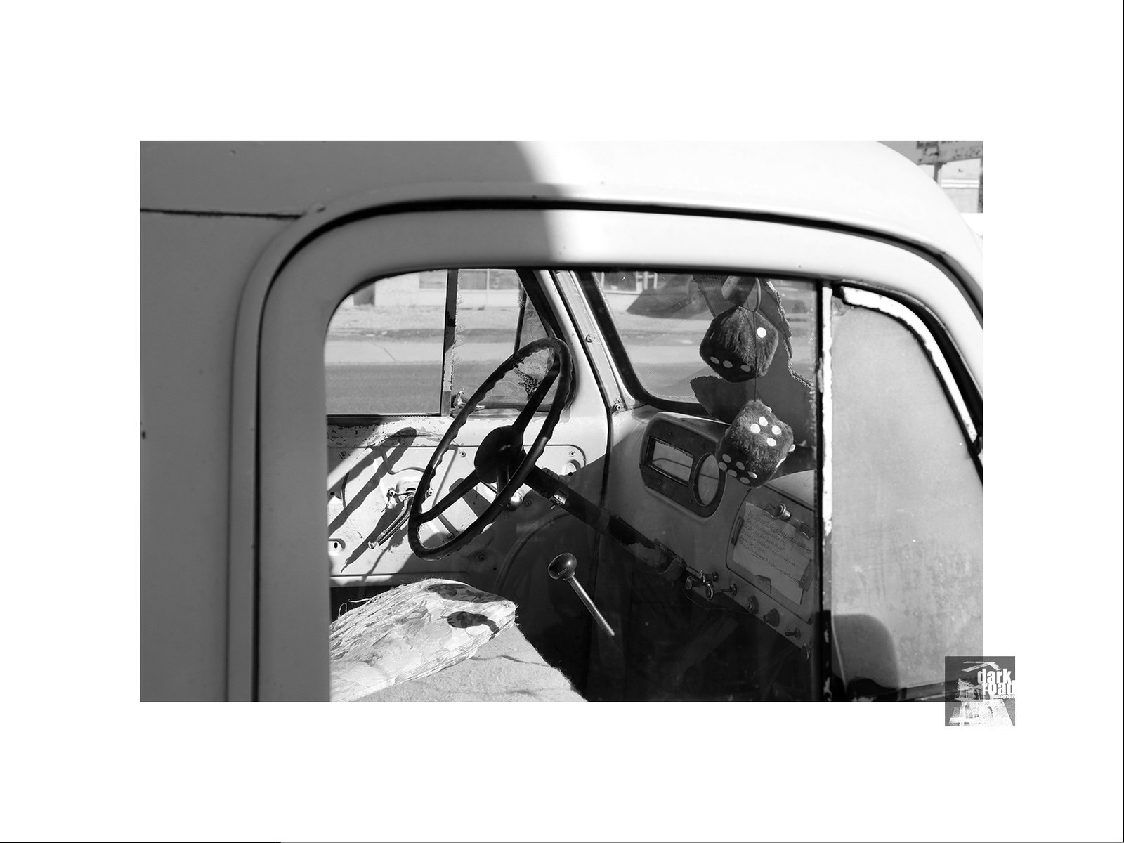 Voitures anciennes en noir et blanc