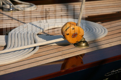 ref-21050-greement-poulie-pont-de-bateau-vieux-greement-mer.jpg