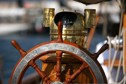 ref-21010-greement-barre-de-bateau-pont-de-bateau-vieux-greement-mer.jpg