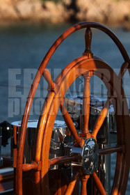 ref-20050-greement-barre-de-bateau-pont-de-bateau-vieux-greement-mer.jpg