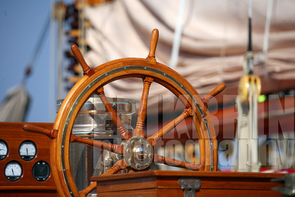 ref-21000-greement-barre-de-bateau-pont-de-bateau-vieux-greement-mer.jpg