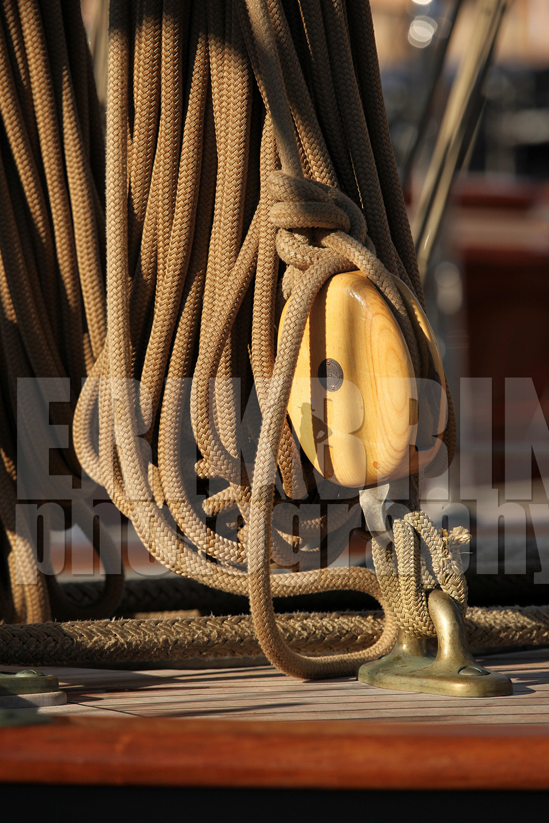 ref-20080-greement-poulie-pont-de-bateau-vieux-greement-mer.jpg