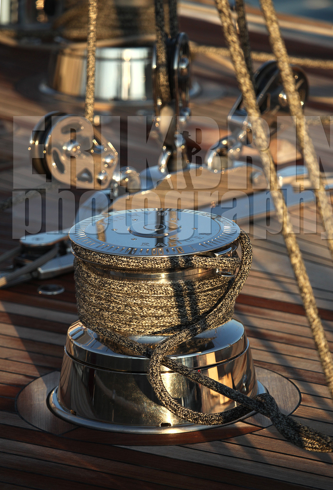 ref-20650-greement-poulie-pont-de-bateau-vieux-greement-mer.jpg