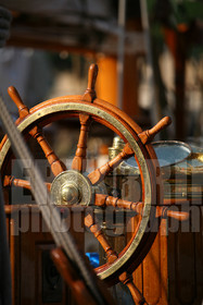 ref-20940-greement-barre-de-bateau-pont-de-bateau-vieux-greement-mer.jpg