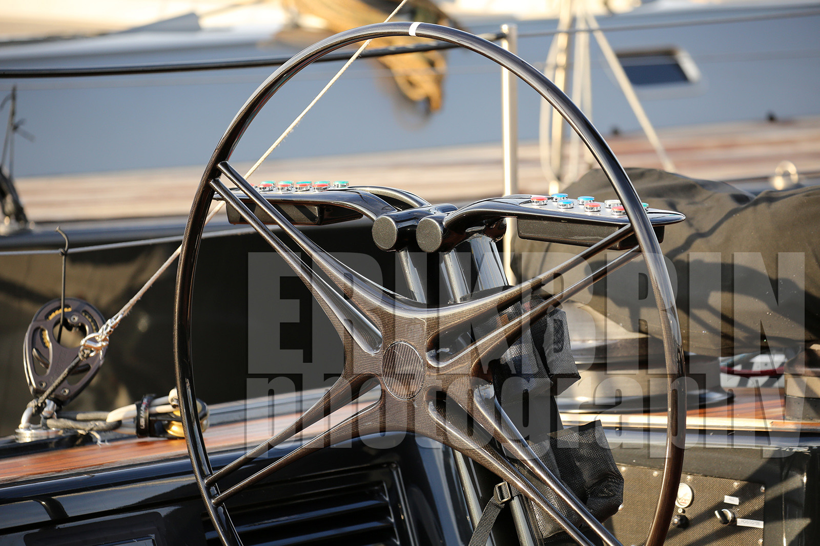 ref-19560-rc-2015-voile-voilier-bateau-barre-details-mer.jpg