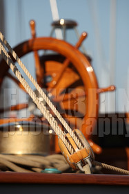 ref-20540-greement-poulie-pont-de-bateau-vieux-greement-mer.jpg