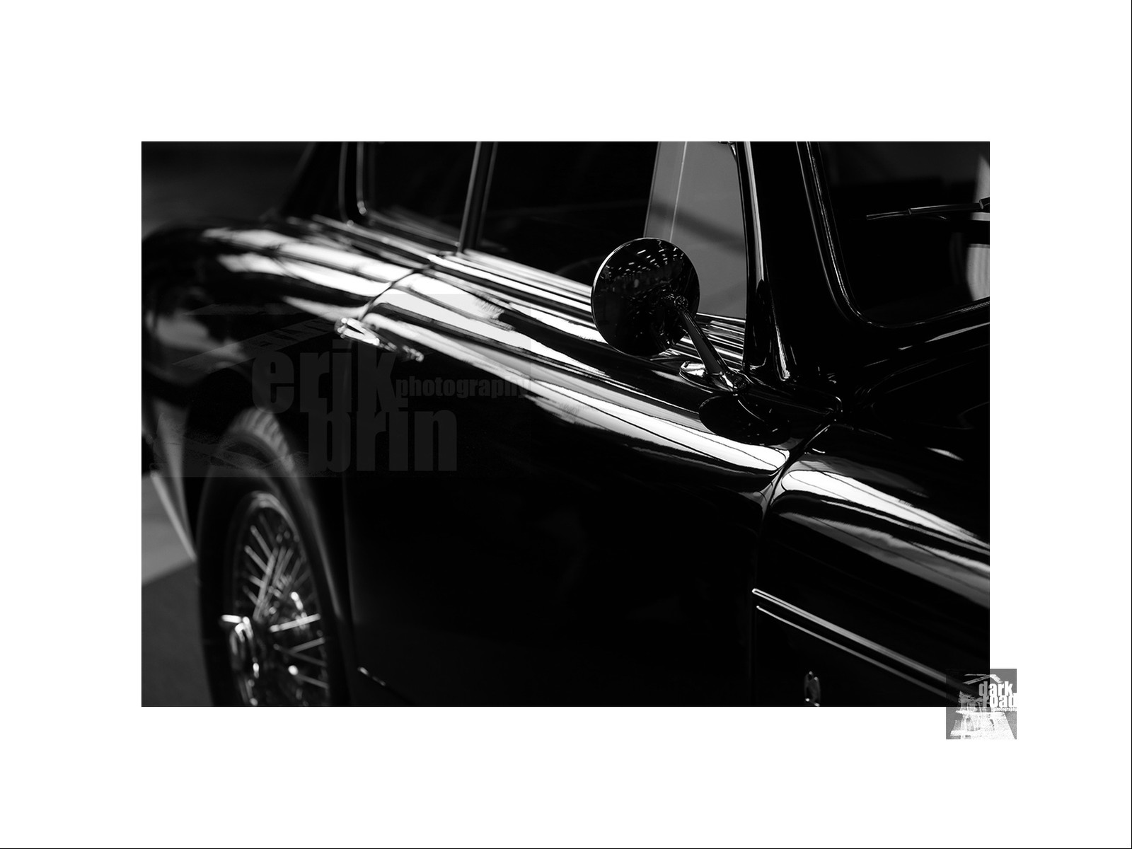 Voitures anciennes en noir et blanc