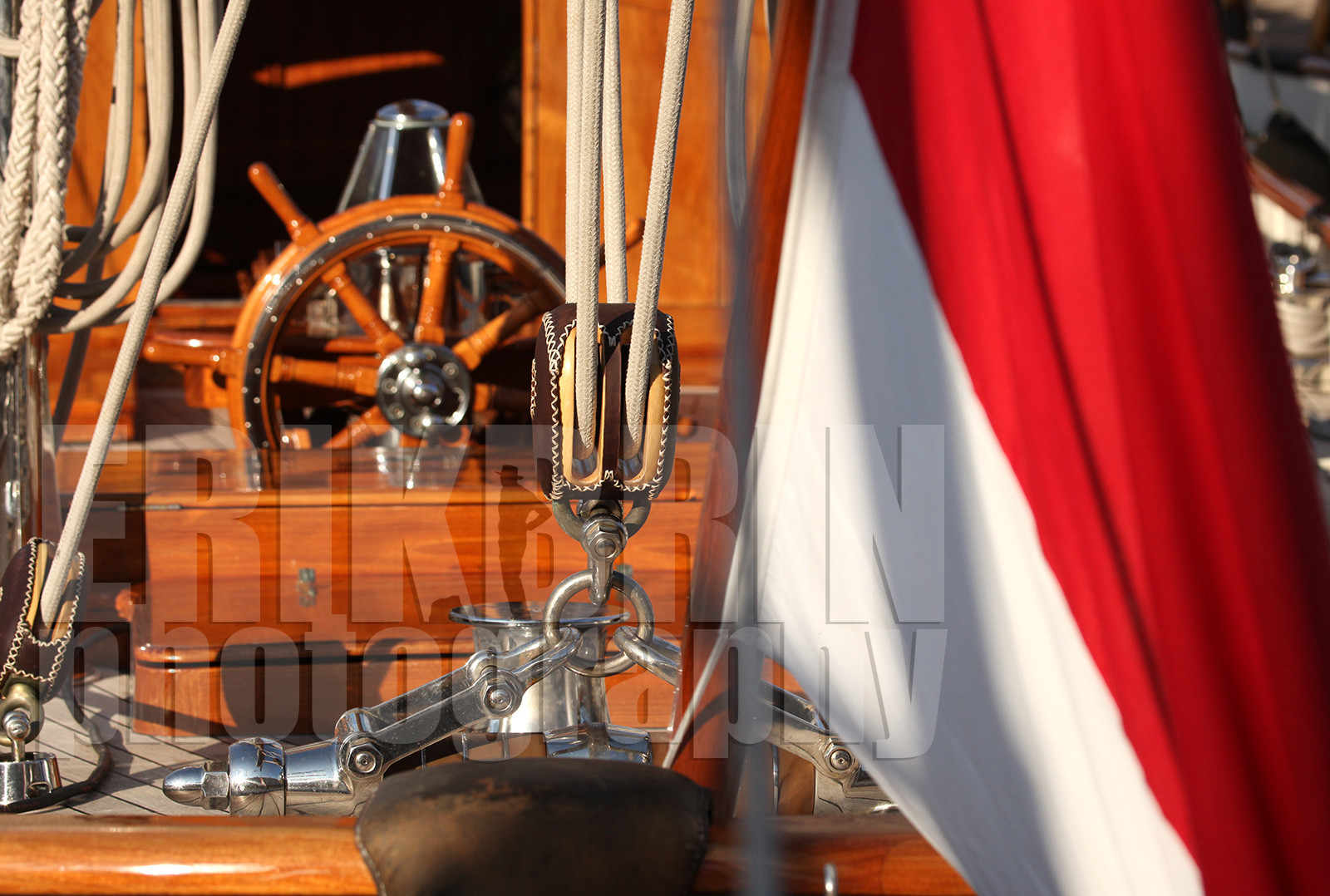 ref-20530-greement-poulie-pont-de-bateau-vieux-greement-mer.jpg