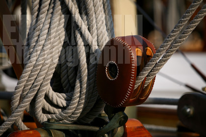 ref-20860-greement-poulie-pont-de-bateau-vieux-greement-mer.jpg