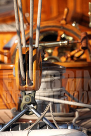 ref-20410-greement-poulie-pont-de-bateau-vieux-greement-mer.jpg