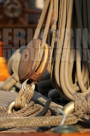 ref-20260-greement-poulie-pont-de-bateau-vieux-greement-mer.jpg
