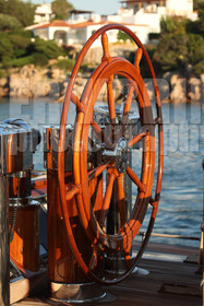 ref-20570-greement-barre-de-bateau-pont-de-bateau-vieux-greement-mer.jpg