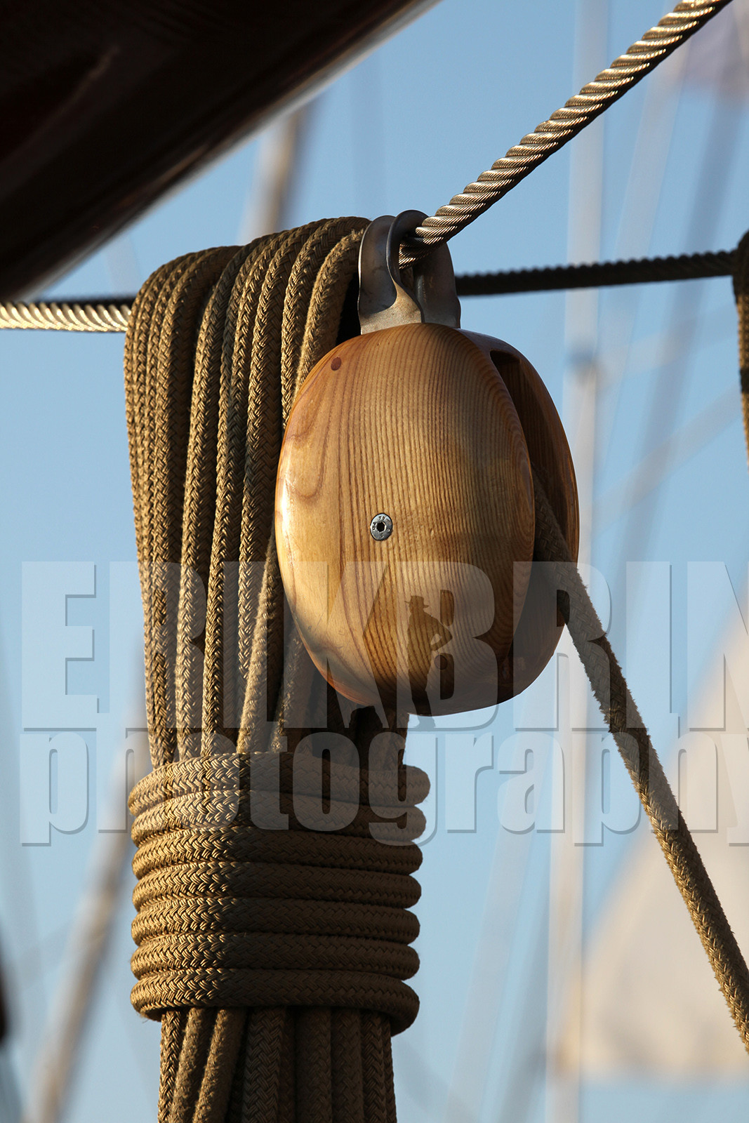 ref-20000-greement-poulie-pont-de-bateau-vieux-greement-mer.jpg