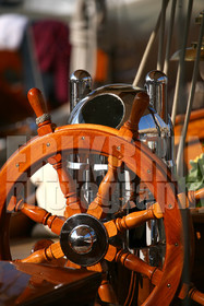 ref-20900-greement-barre-de-bateau-pont-de-bateau-vieux-greement-mer.jpg