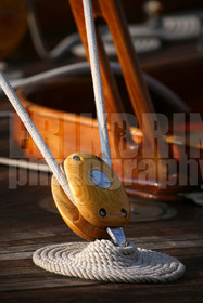 ref-20890-greement-poulie-pont-de-bateau-vieux-greement-mer.jpg