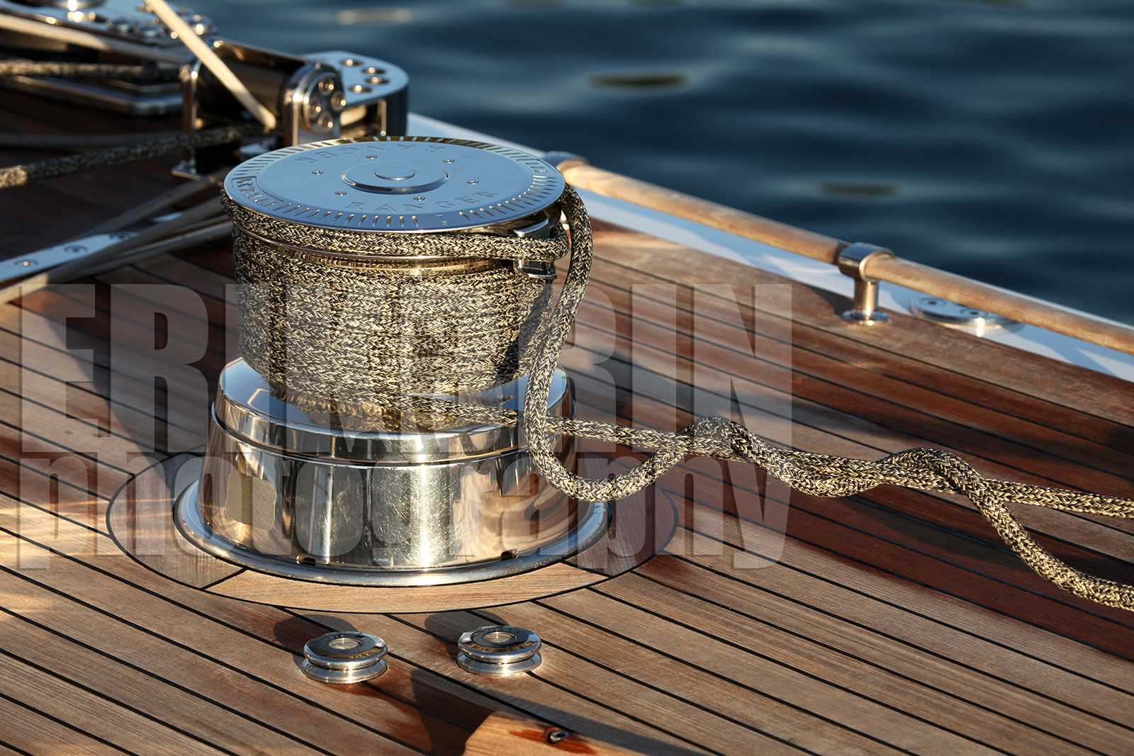 ref-20630-greement-poulie-pont-de-bateau-vieux-greement-mer.jpg