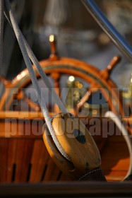 ref-20910-greement-poulie-pont-de-bateau-vieux-greement-mer.jpg