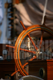 ref-20780-greement-barre-de-bateau-pont-de-bateau-vieux-greement-mer.jpg