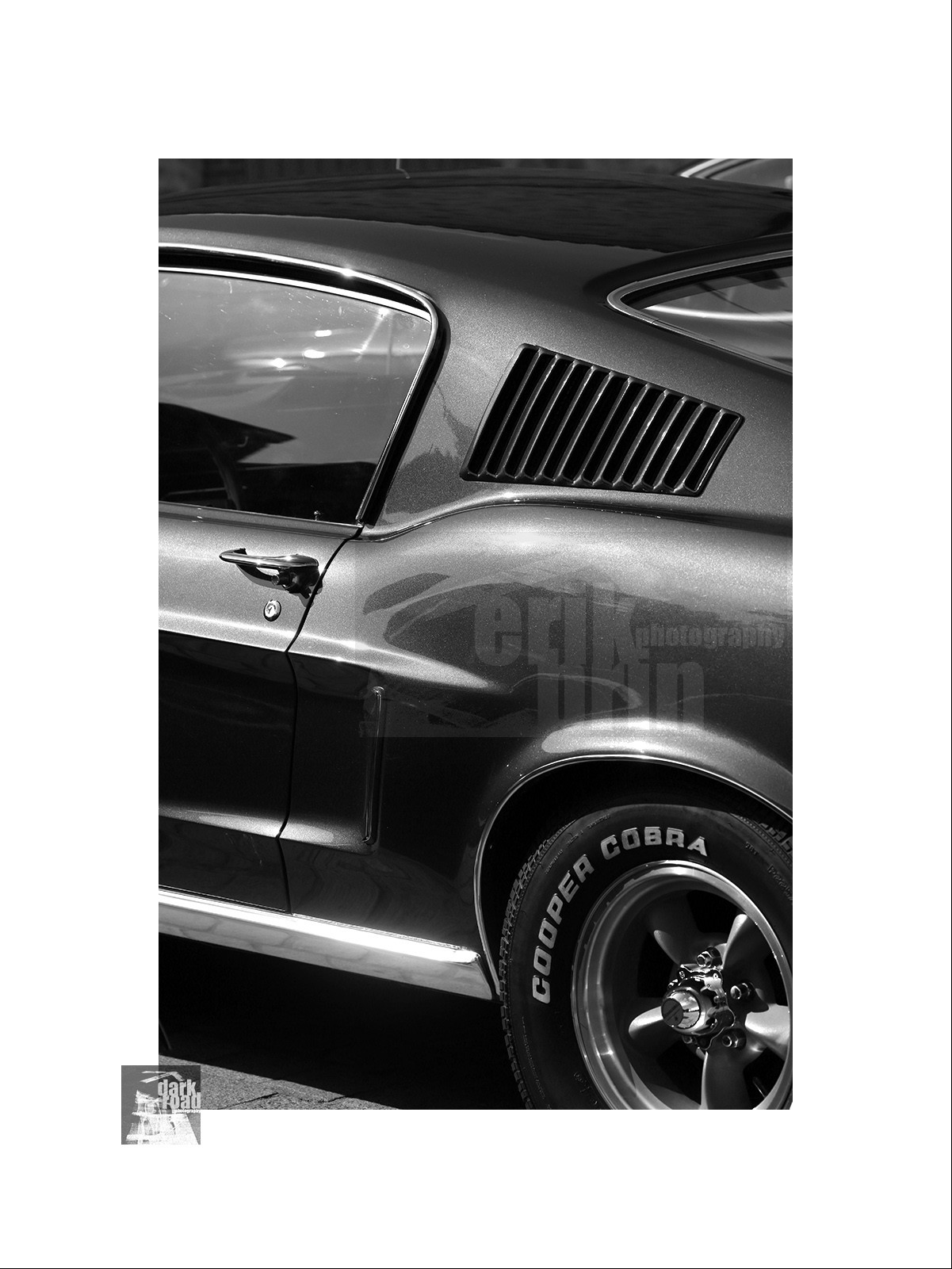 Voitures anciennes en noir et blanc