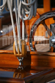 ref-20970-greement-poulie-pont-de-bateau-vieux-greement-mer.jpg