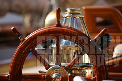 ref-20760-greement-barre-de-bateau-pont-de-bateau-vieux-greement-mer.jpg
