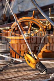 ref-20400-greement-poulie-pont-de-bateau-vieux-greement-mer.jpg