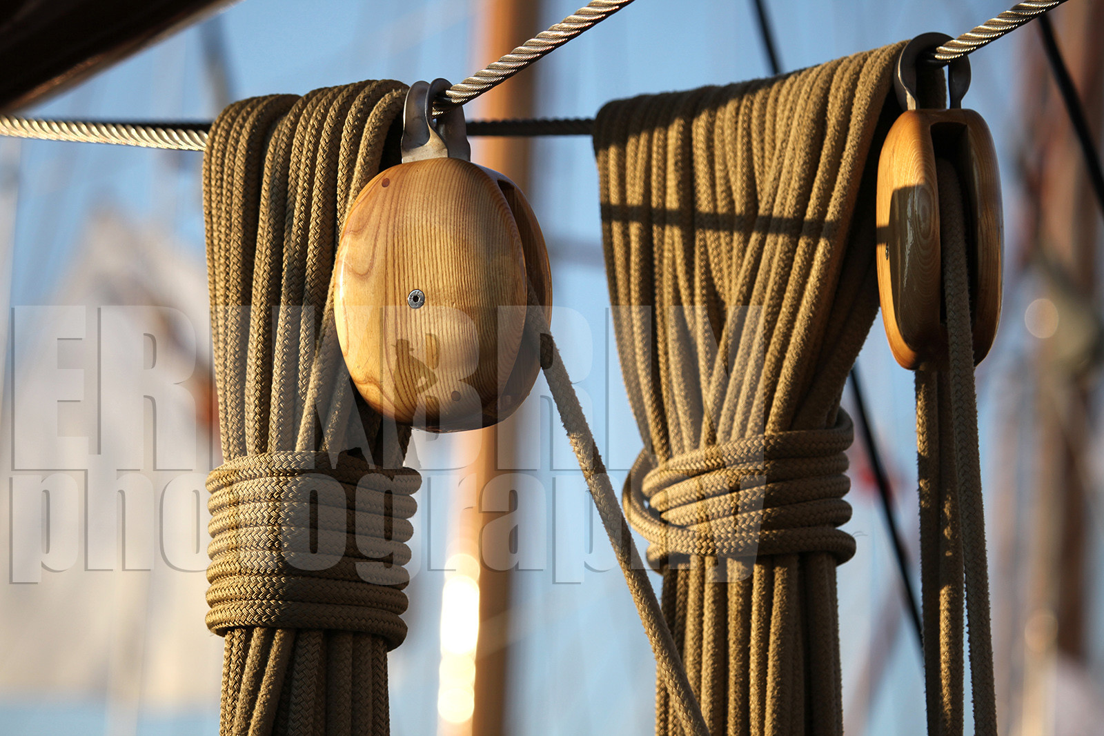 ref-20140-greement-poulie-pont-de-bateau-vieux-greement-mer.jpg