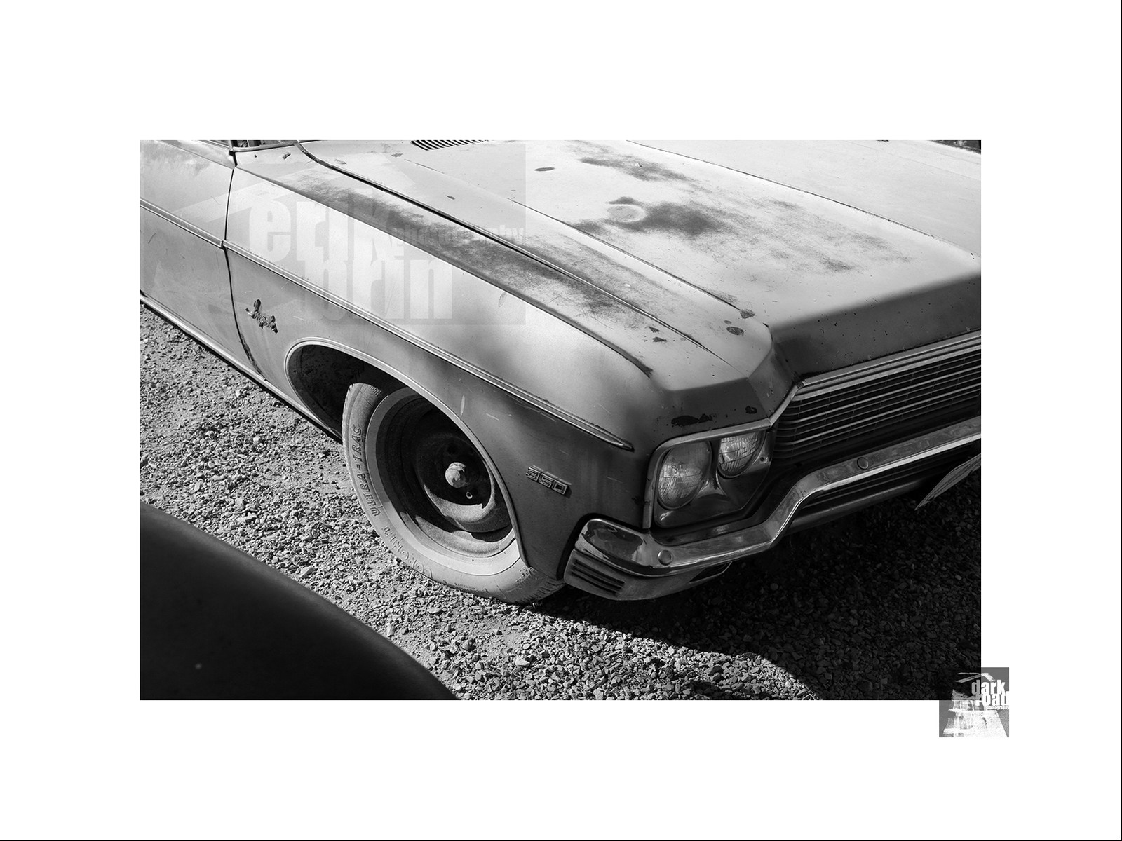 Voitures anciennes en noir et blanc