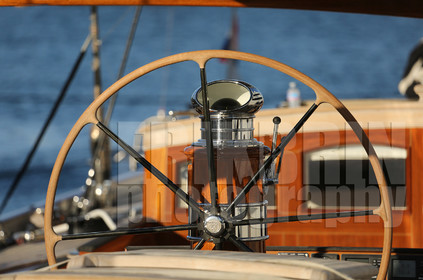 ref-21160-greement-barre-de-bateau-pont-de-bateau-vieux-greement-mer.jpg
